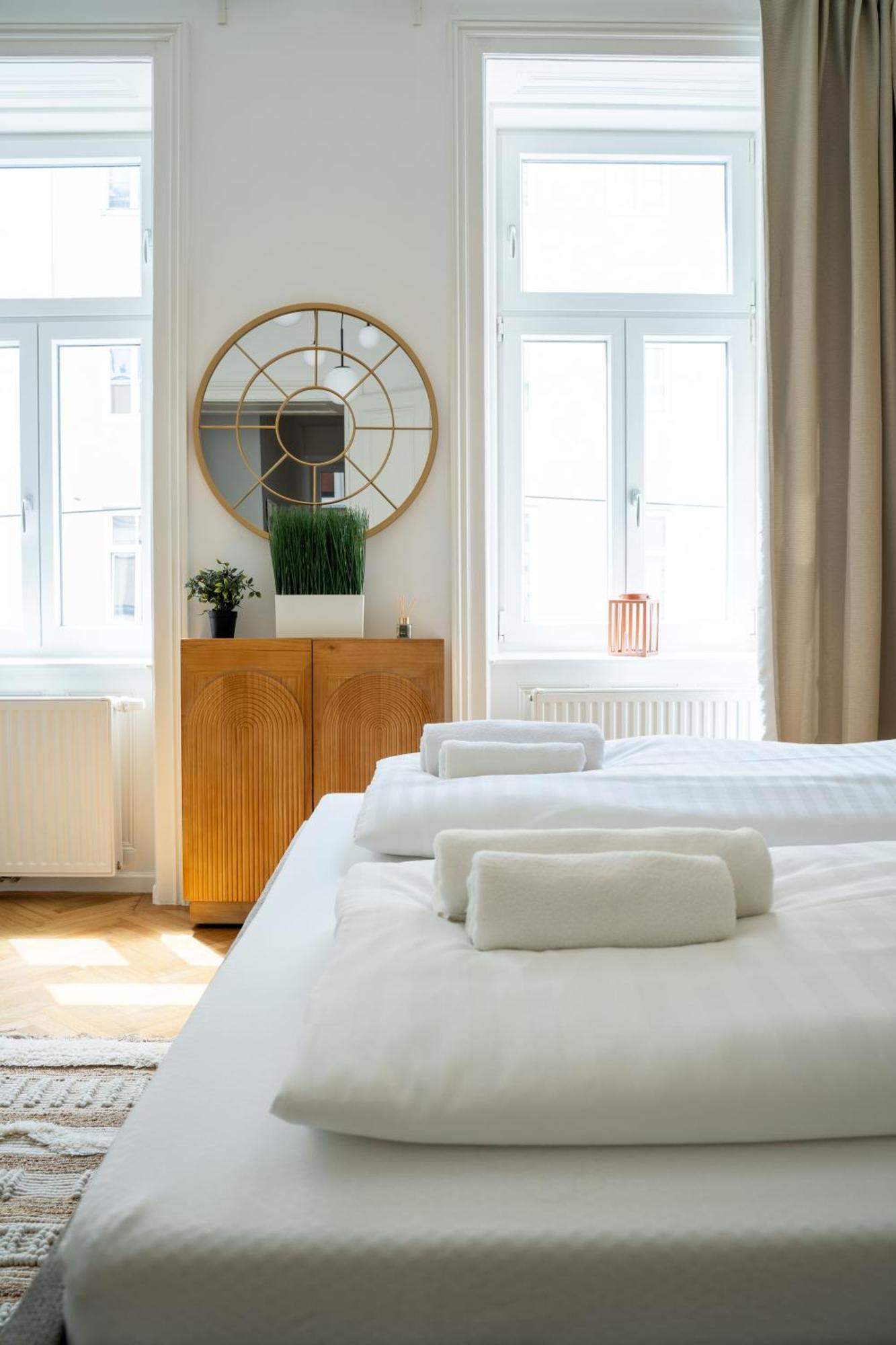 4ty3 - Franz Josef Is Calling Appartement *