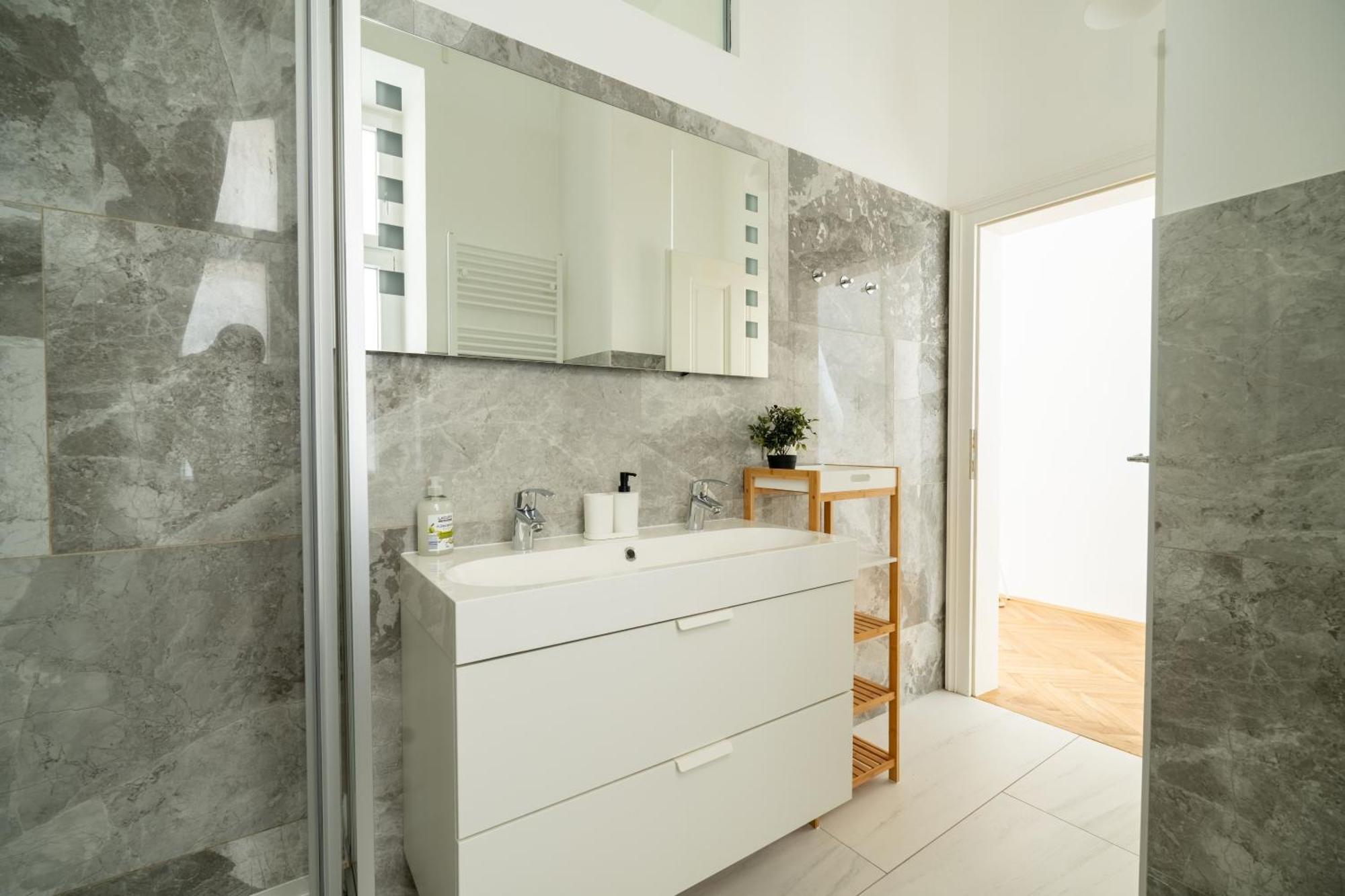 4ty3 - Franz Josef Is Calling Appartement